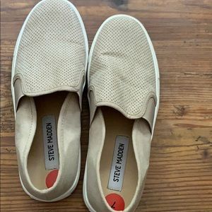 Steve Madden sneaker shoe. Worn 1x. She outgrew.